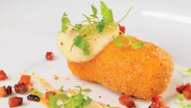 Croquettes de fromage Le 14 Arpents, purée d’oignon caramélisé, bacon et pomme